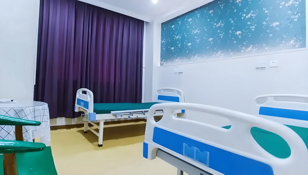应届生深圳落户资料_佟丽娅儿子正脸曝光，五官气质超像爸爸 佟丽娅儿抱着这数字