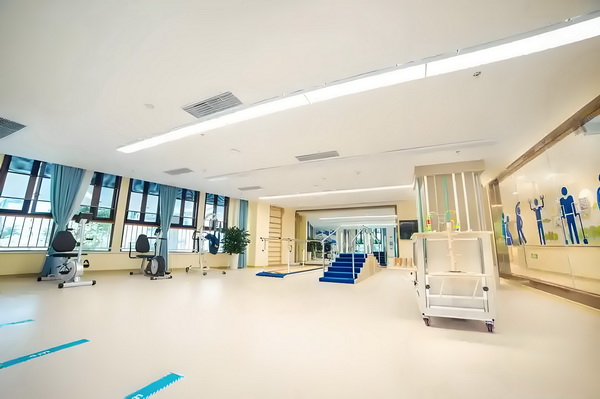 大专毕业生可以申请入户深圳吗_冯骥荐电影南京照相馆：没有抒情只有血的事实 一辆野猪撞上快车城际